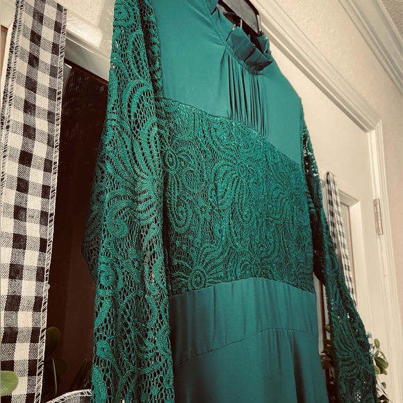 Elegant Green Maxi Dress - Picture 2 of 3